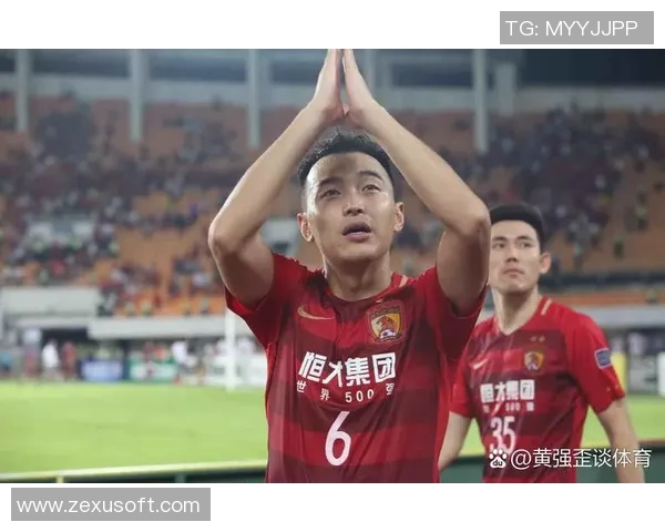 昔日绿茵场上的英雄们退役后重聚合影留念共话足球人生与荣耀回忆